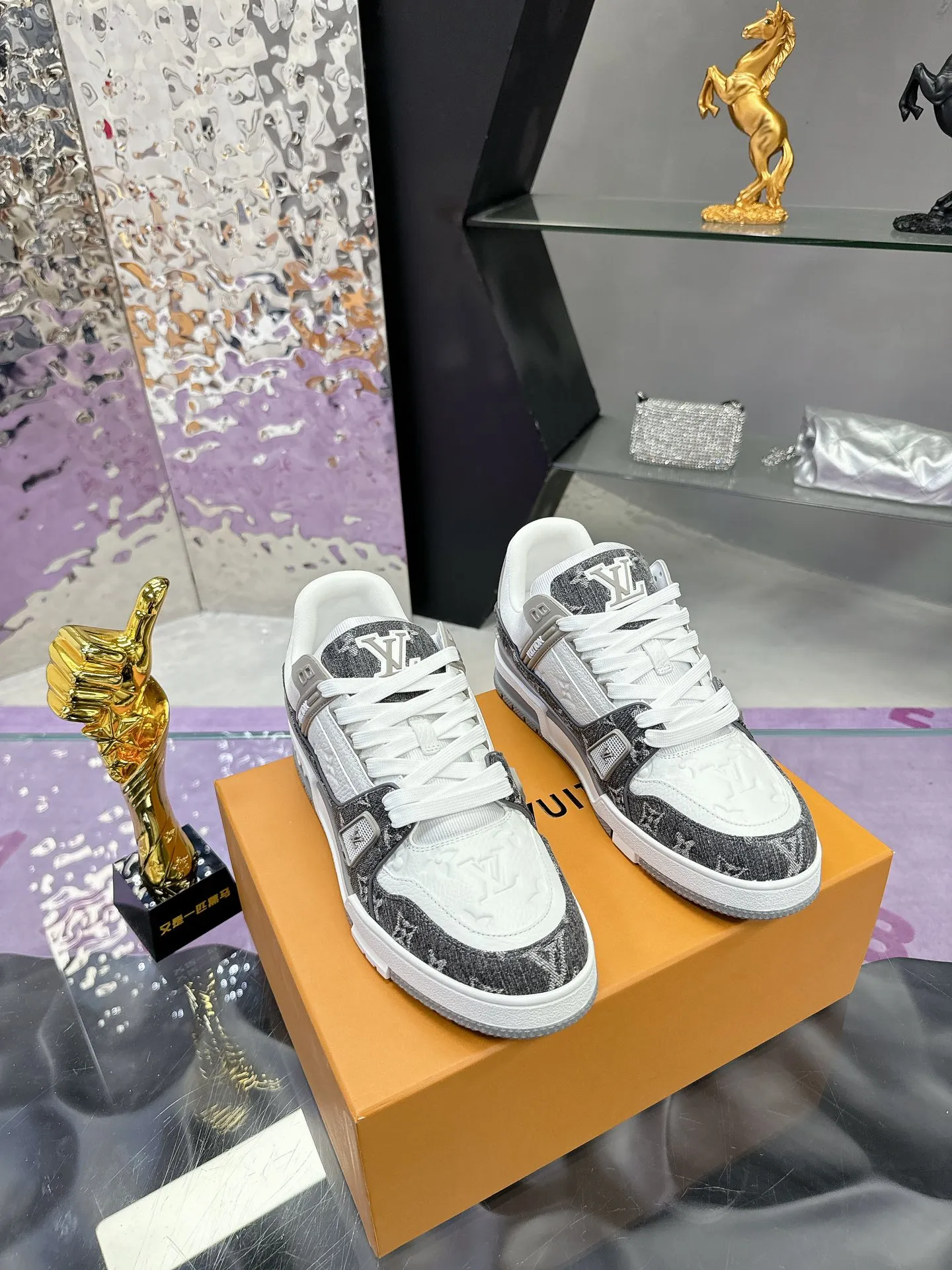 👟👟Ex-factory price 720👟👟 Original development, quality shipments, welcome to compare ❥❥❥❥❥❥LV Trainer Maxi sneakers series LV Trainer Maxi sneakers introduce the loose silhouette of the ready-to-wear series into the LV Trainer sneaker design written by Virgil Abloh, making an eye-catching appearance at the 2024 spring and summer men's wear show. The cow leather upper is combined with rough fabric laces, and colorful beading highlights the brand's classic elements. LV letters mark the tongue and Monogram floral outsole. Mixed materials Made of first-layer cowhide, wrapped in imported custom-printed denim, thick shoelace design, large Monogram print on the side, "lv 54" badges on the tongue and heel, rubber outsole decorated with Monogram flowers, mesh lining and cotton feet, the comfort is as extreme as ever, premium heritage, quality first, worth owning! Size: 35-40 for women, 39-44 for men (45 is custom-made and cannot be returned or exchanged) ♡Full set of packaging with original gift box